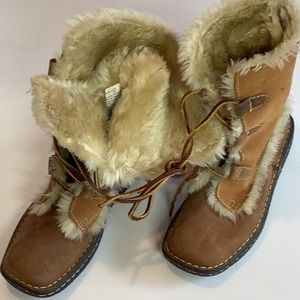 Cabelas boots , fur lined, good condition, size 7m , rain , snow, all weather